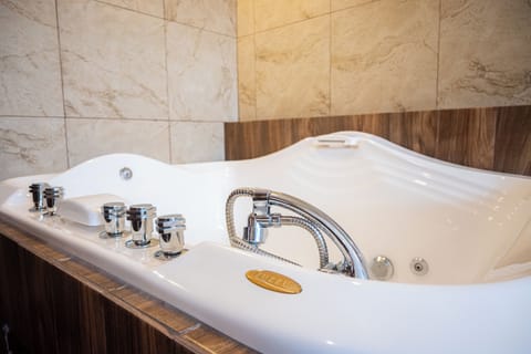 Classic Room | Bathroom | Towels, soap, toilet paper