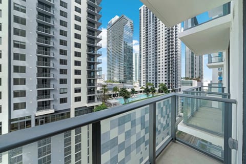 Take in the spectacular urban landscape with breathtaking views of downtown Miami’s most impressive buildings right from your window