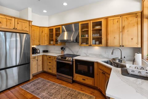 Kitchen: Drip coffee maker, Keurig, blender, toaster, tableware