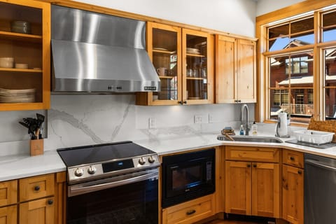 Kitchen: Drip coffee maker, Keurig, blender, toaster, tableware