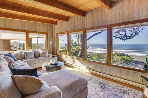 Depoe Bay Vacation Rental | 3BR | 2BA | 2,280 Sq Ft | Stairs Required
