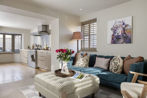 The Fleece House Kitchen/Dining Area - StayCotswold