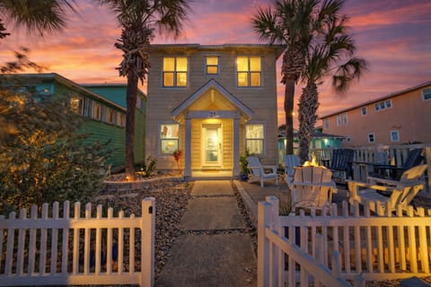 A warm coastal welcome—gather under the palms, unwind by the fire pit, and settle into relaxed Port Aransas nights.