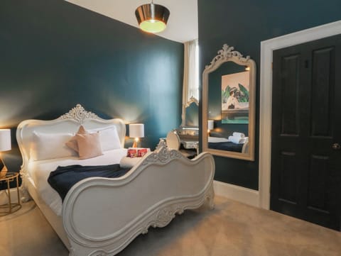 2 bedrooms, individually decorated, individually furnished, free WiFi