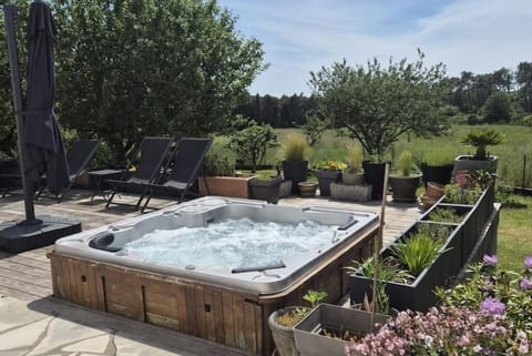 Outdoor spa tub