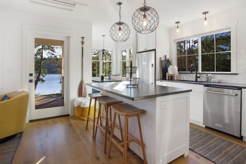 Full kitchen and spacious island