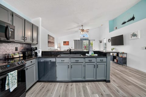 House, 3 Bedrooms | Private kitchen | Coffee/tea maker, fridge, oven, toaster