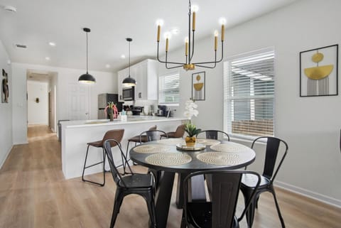 House (4 Bedrooms) | In-room dining