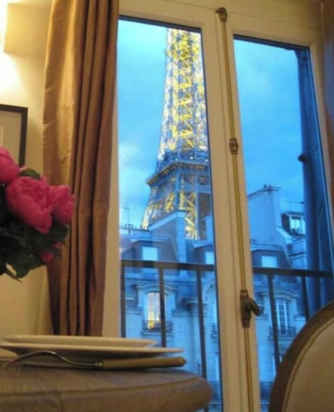 THE AMAZIG DIRECT VIEW ON THE ICONIC EIFFEL TOWER