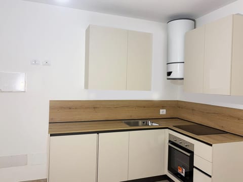 Standard Quadruple Room | Private kitchen | Mini-fridge, stovetop, cookware/dishes/utensils