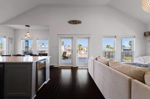 House, Multiple Beds, Patio (Dockside Dream) | Living area