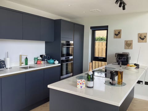 Cottage | Private kitchen | Dishwasher, cookware/dishes/utensils