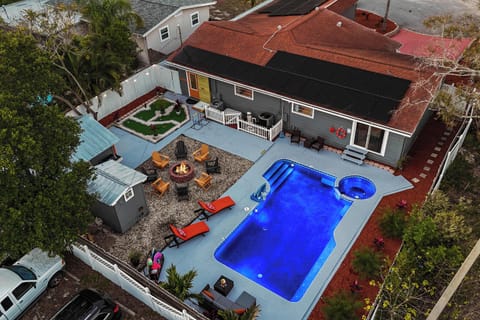 Your own private resort 🌴✨ Dive into the sparkling pool, soak in the spa, or unwind by the fire pit under the stars. With luxe lounge seating and vibrant outdoor vibes, this backyard was made for unforgettable days and epic nights.
