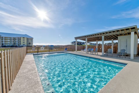 Large community pool 3 houses down from Casa Bonita.