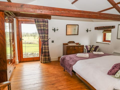 2 bedrooms, individually decorated, individually furnished