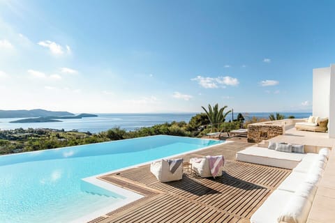 Laeticia's gorgeous pool area with its views out to sea.