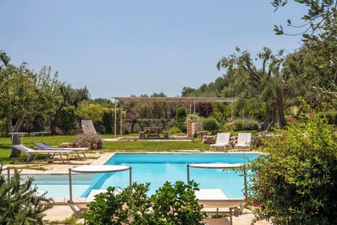 The fantastic pool has wide Roman steps and a Jacuzzi corner.