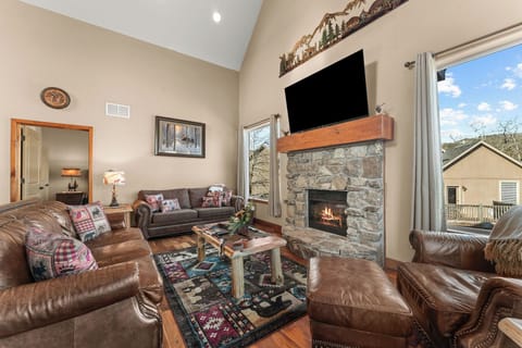 Big Antler Lodge! • Private Hot Tub • 2 Pools • Best Location • Branson Canyon House in Ridgedale