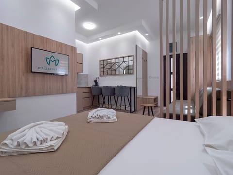 Deluxe Studio, Patio | In-room safe, laptop workspace, soundproofing, free WiFi