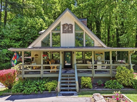 Front Porch | A-Frame Roof | Outdoor Dining Table & Forest Background