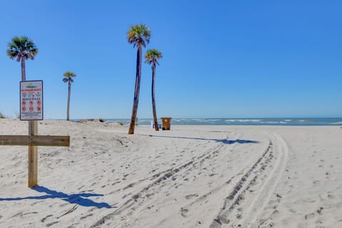Madeira Beach Vacation Rental |Beach Access | 1 Block From Property