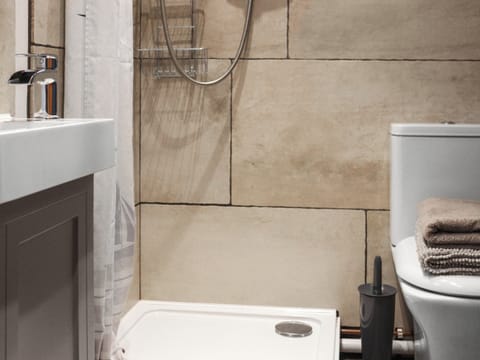 Bathroom | Maids Cottage - Garn Madoc Holidays, Fishguard