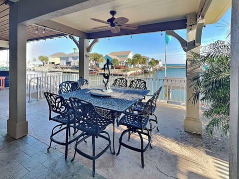 Welcome to Pickled Palm! Canal Front Home