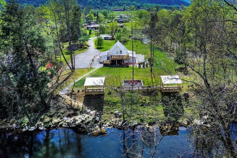 2 Flat Acres, 0.2 miles ro Peaceful Side Social, 2 miles from Great Smoky Mountain National Park, Walk directly into the Little River.