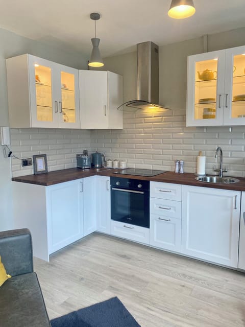 Full Kitchen. Hob, oven, kettle, toaster, microwave, fridge, dishwasher.