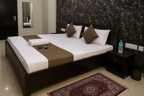 Deluxe Double Room, Garden View | Desk, free WiFi