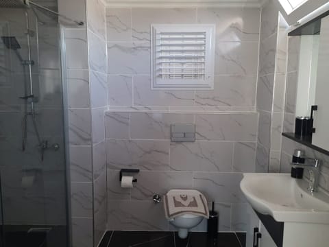 Classic Twin Room, Balcony, City View | Bathroom | Shower, free toiletries, towels, soap