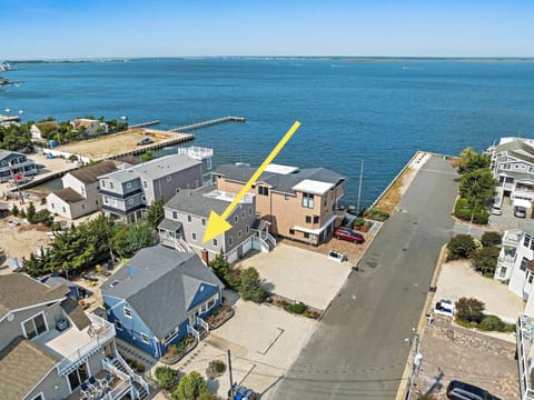 2 homes from bay and 5 minute way to a guarded beach