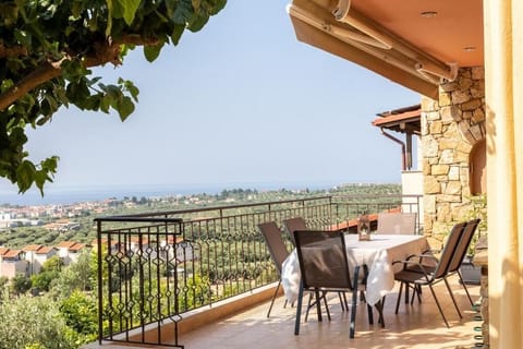 Three Bedroom Maisonette with Private Pool | Outdoor dining