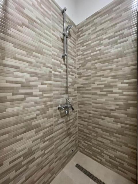 Superior Triple Room, Garden View | Bathroom