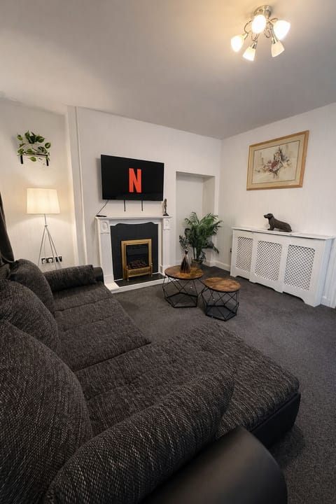 Long Contractor Stays - HS2 NEC BHX Parking Wifi Netflix Discounts Offered House in Solihull