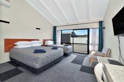 Comfort Triple Room, Multiple Beds, Non Smoking, Private Bathroom | Desk, blackout drapes, iron/ironing board, free WiFi