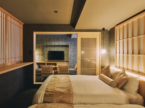 Family Suite | Desk, laptop workspace, free WiFi, bed sheets
