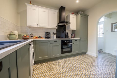 Ground floor: Well-equipped kitchen