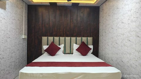 Premium bedding, Select Comfort beds, free WiFi, bed sheets