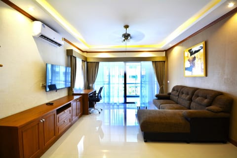 Apartment, 1 Bedroom, Smoking, Balcony | Living room