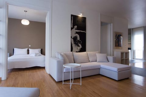 House | 2 bedrooms, desk
