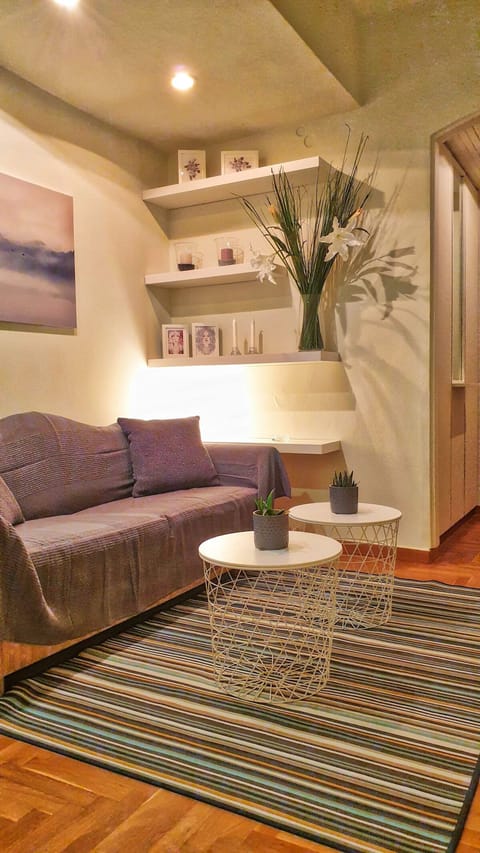 House | 2 bedrooms, desk