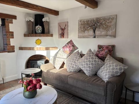 Cottage, 2 Bedrooms, Pets Allowed | Living area