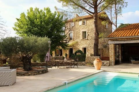 Holiday rental in L'Isle sur la Sorgue, Provençal mas with heated pool jacuzzi sauna for rent, fully equipped – sleeps 12. Online booking with Plaisirs & Maisons de Provence.