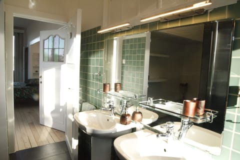 Comfort Double Room | Bathroom | Slippers