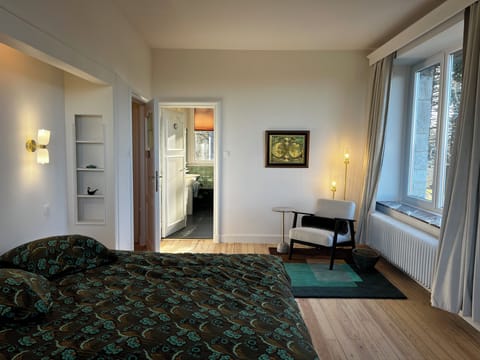 Blackout drapes, free WiFi