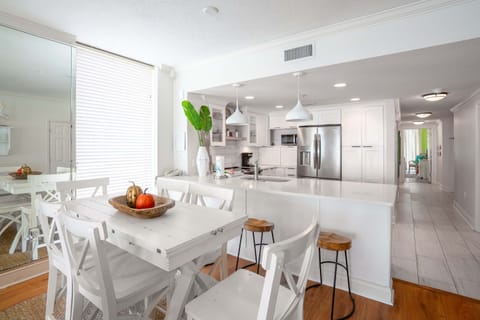 Make memories over meals with dining for 6 and bar seating for 4