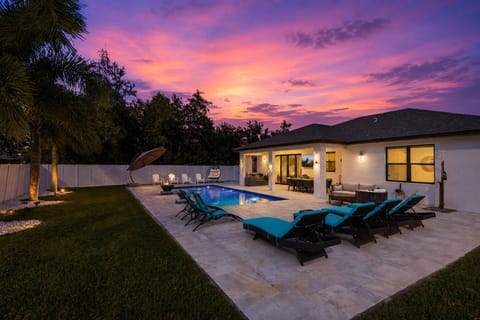 Lounge poolside beneath the palms, dine al fresco, or enjoy a peaceful twilight swim as the sunset sky fades into brilliant ever-changing shades.
