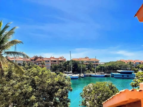 Una postal única desde tu terraza privada: palmeras, veleros y aguas tranquilas que crean el escenario perfecto para comenzar cada día con energía.