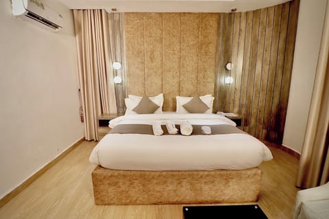 Deluxe Single Room | In-room safe, desk, laptop workspace, blackout drapes